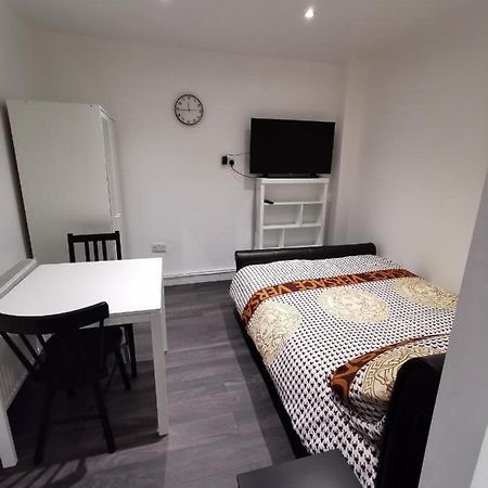 Studio Self Contained Double Bedroom London Eksteriør billede