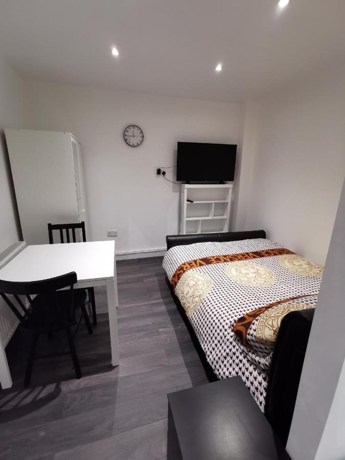 Studio Self Contained Double Bedroom London Eksteriør billede